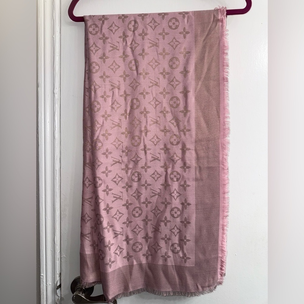 Louis Vuitton Neo Natté Monogram Shawl in light pink/gold - Picture 6 of 6